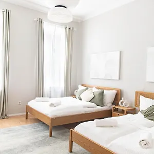  Appartamento Spacious Apartment, 3 Min To U1 Reumannplatz